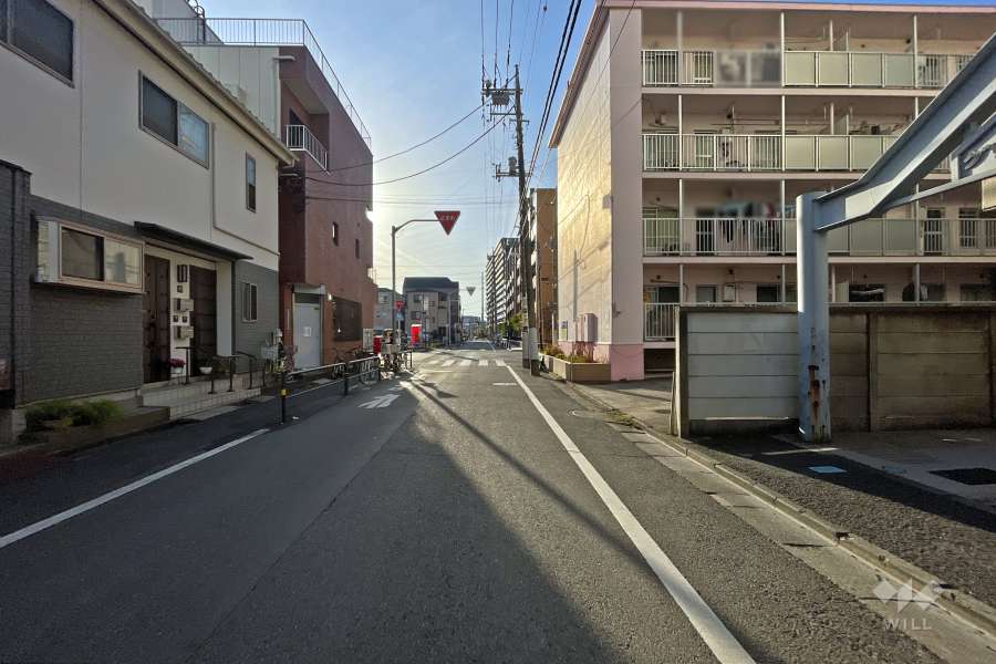 敷地南側の前面道路（東側から）