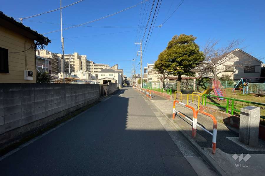 敷地の南側前面道路（東側から）