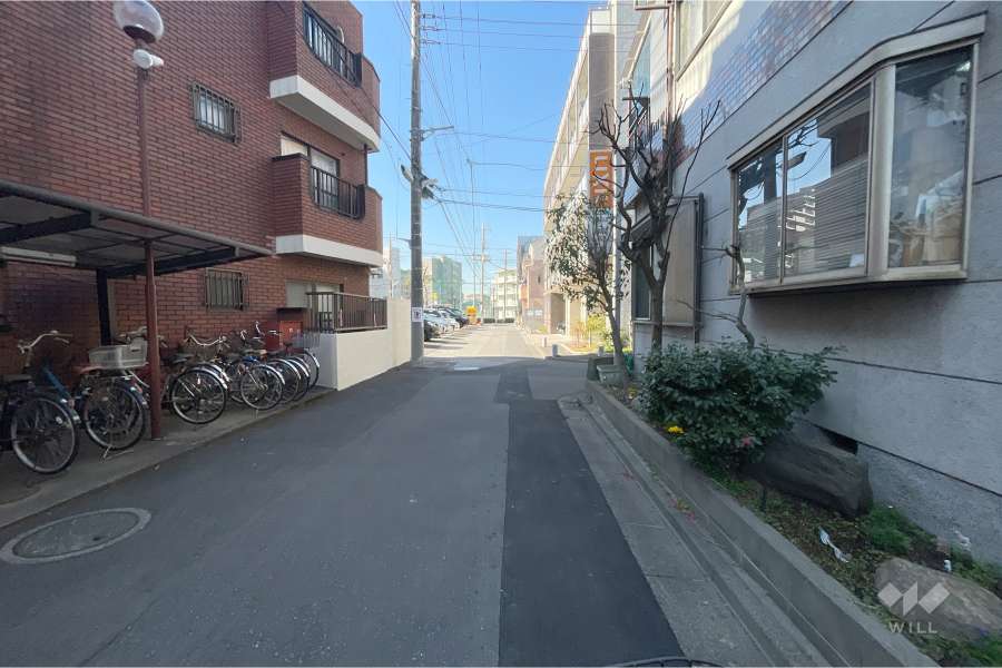 敷地北西側の前面道路（北東側から）