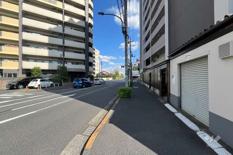 敷地北側の前面道路（西側から）