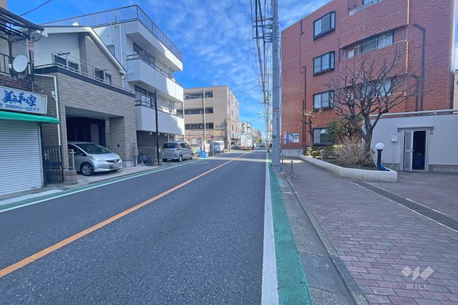 敷地北西側の前面道路（南西側から）