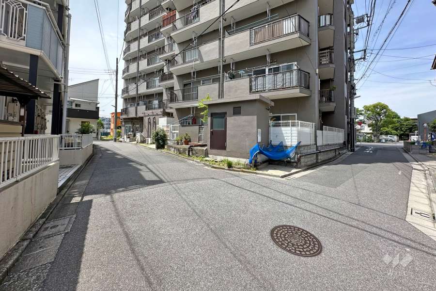 敷地南側の前面道路（東側から）