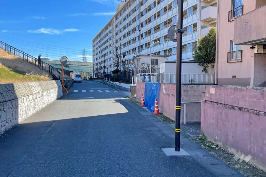敷地北東側の前面道路　