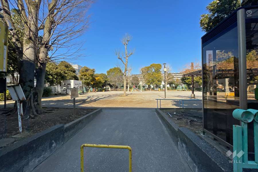 敷地北側に隣接する『若松公園』