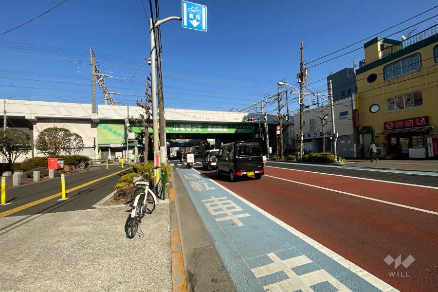 敷地の東側前面道路（南側から）