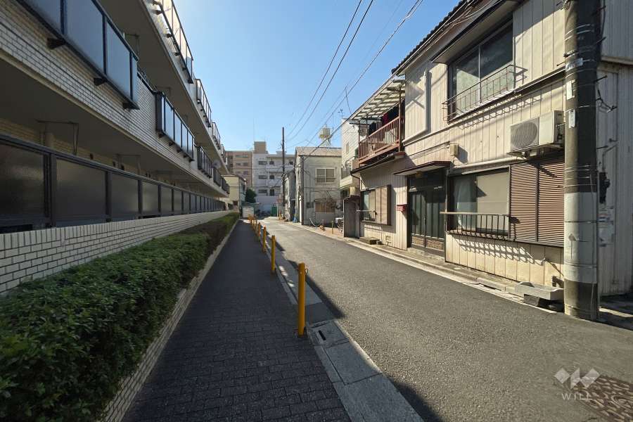 敷地西側の前面道路