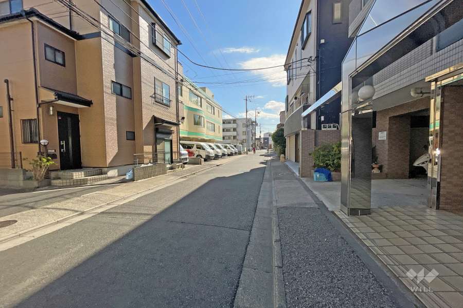 敷地東側の前面道路（北側から）