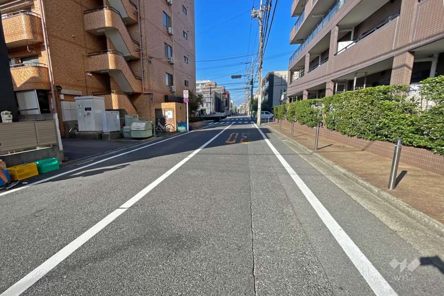 敷地南側の前面道路（東側から）