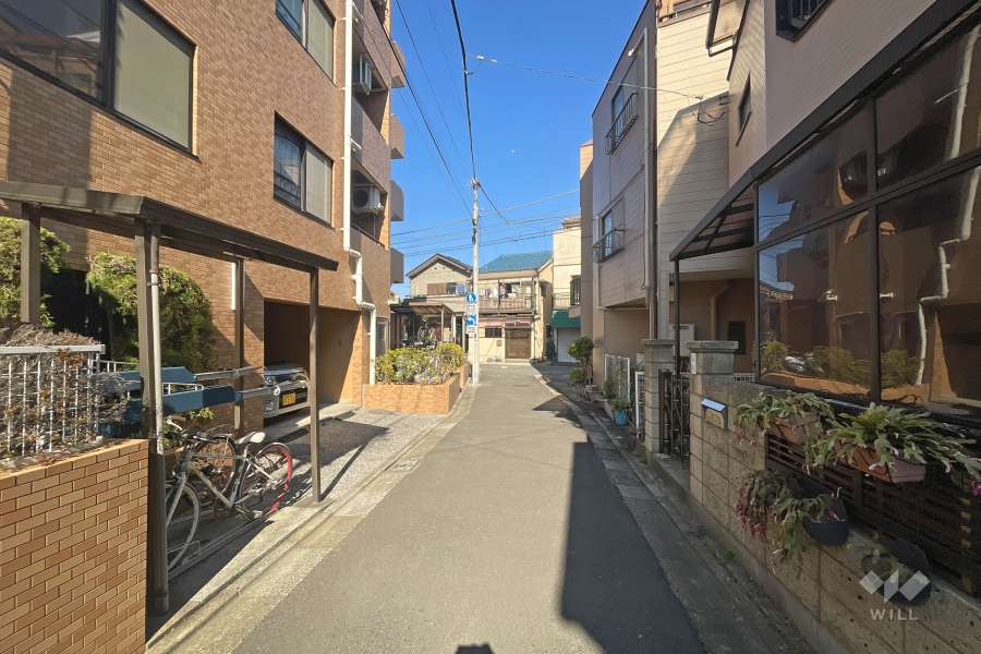 敷地東側の前面道路（南側から）