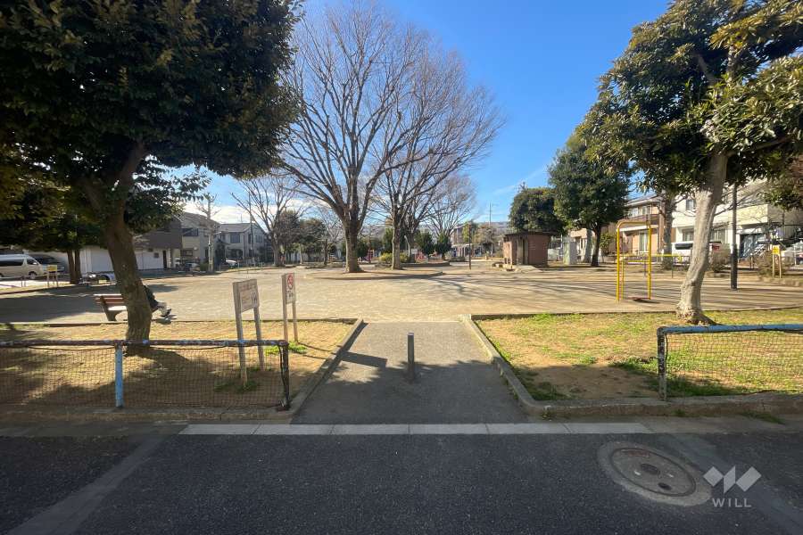 敷地に隣接した足立区立一本木公園