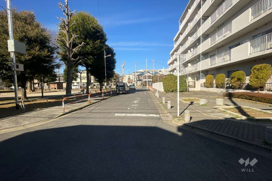 敷地西側の前面道路　
