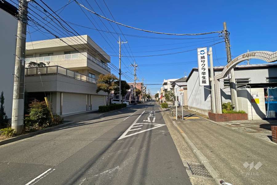 敷地の西側前面道路（南側から）。バス停が目の前にあります。