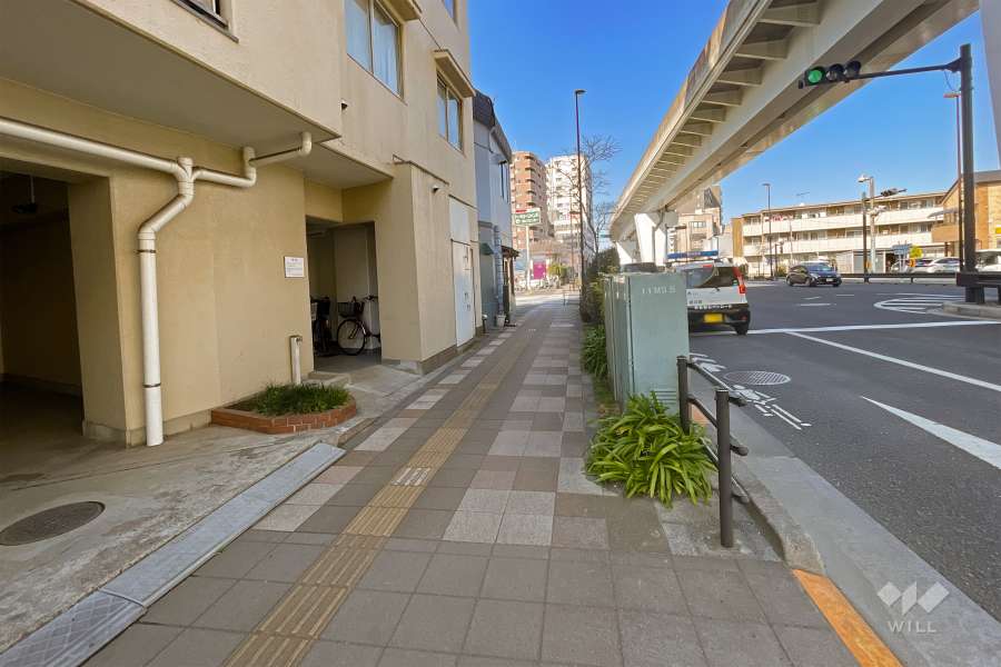 敷地東側の前面道路（南側から）