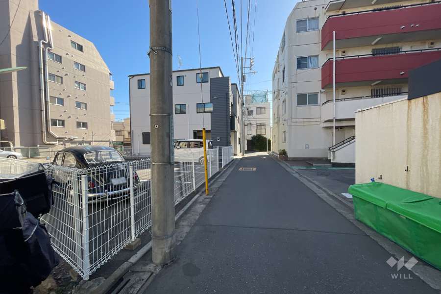 敷地西側の前面道路