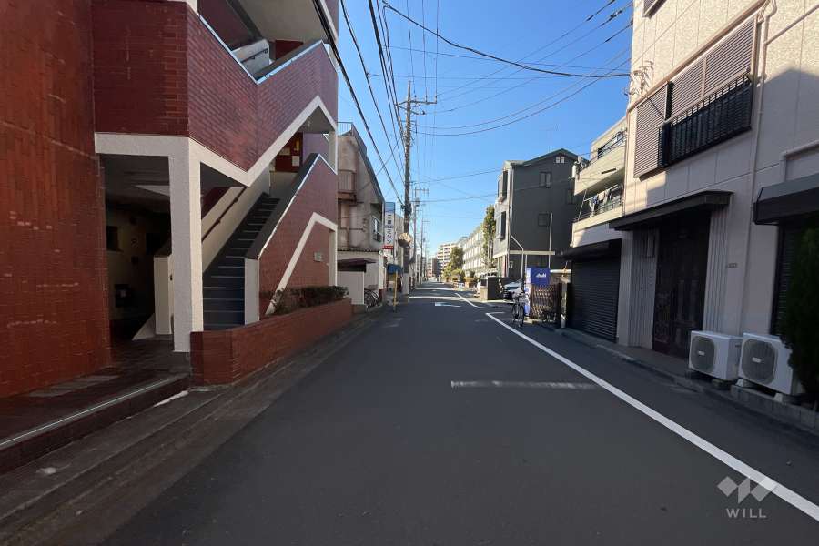 敷地の東側前面道路（南側から）