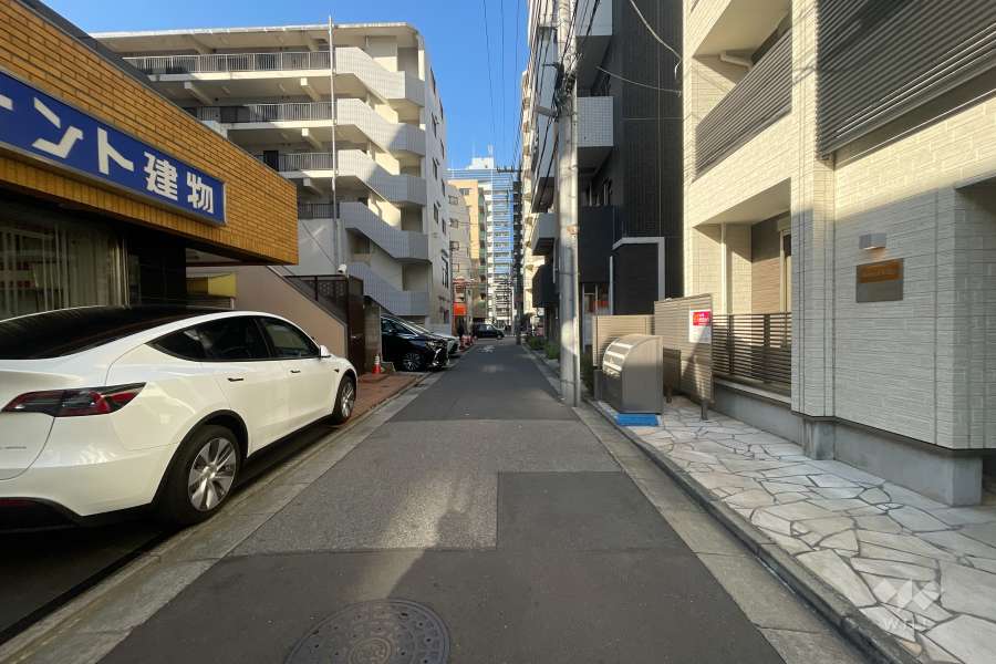 敷地北側の前面道路（東側から）