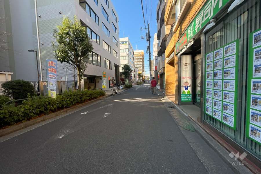 敷地南側の前面道路（東側から）