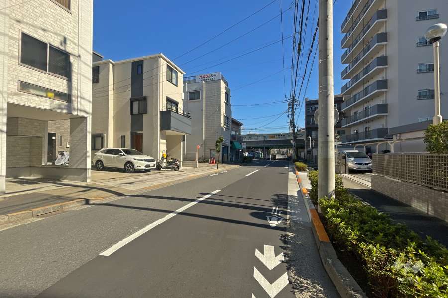 敷地北側の前面道路（西側から）