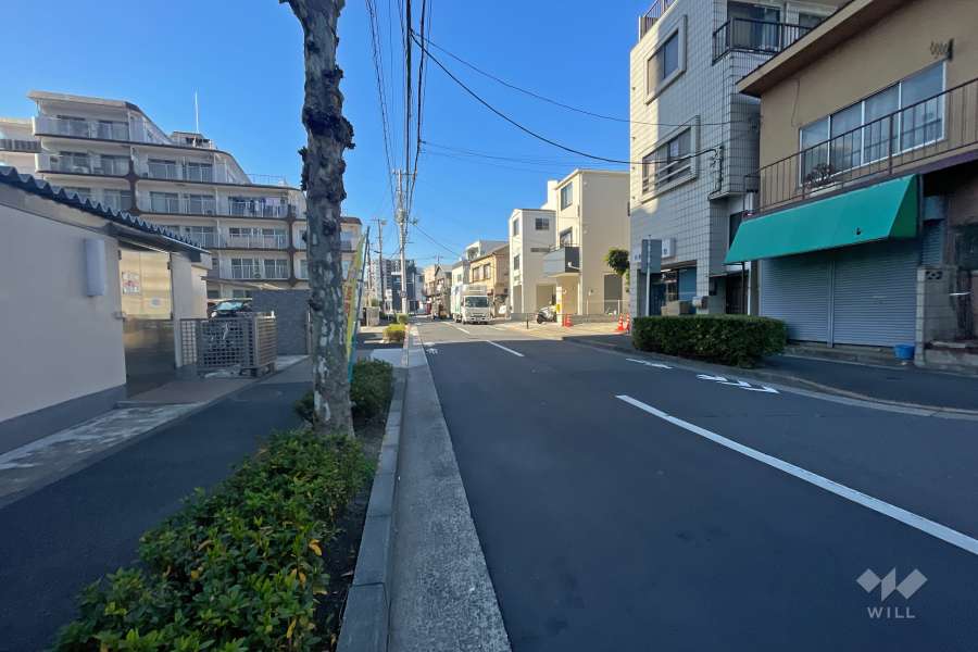 敷地北側の前面道路（東側から）