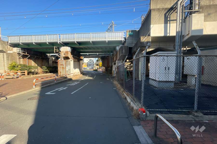 敷地西側の前面道路　