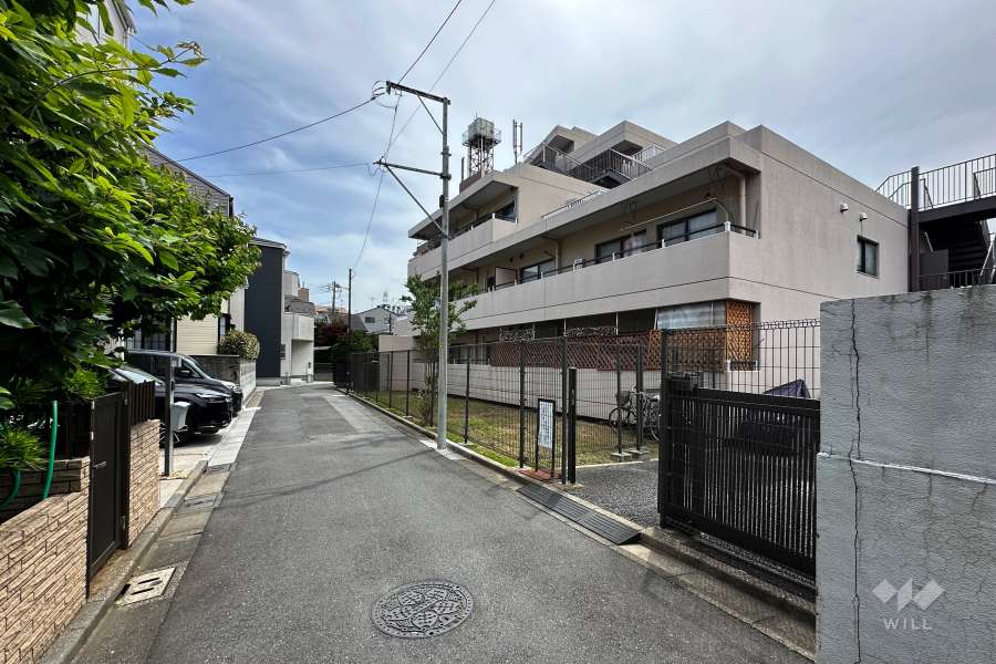 敷地東側の前面道路（北側から）