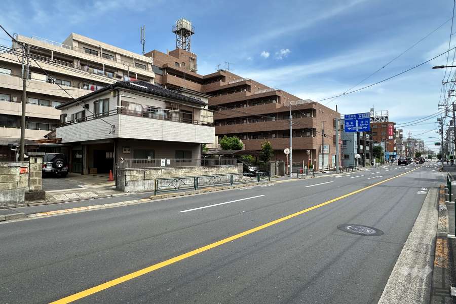 敷地西側の前面道路（北側から）