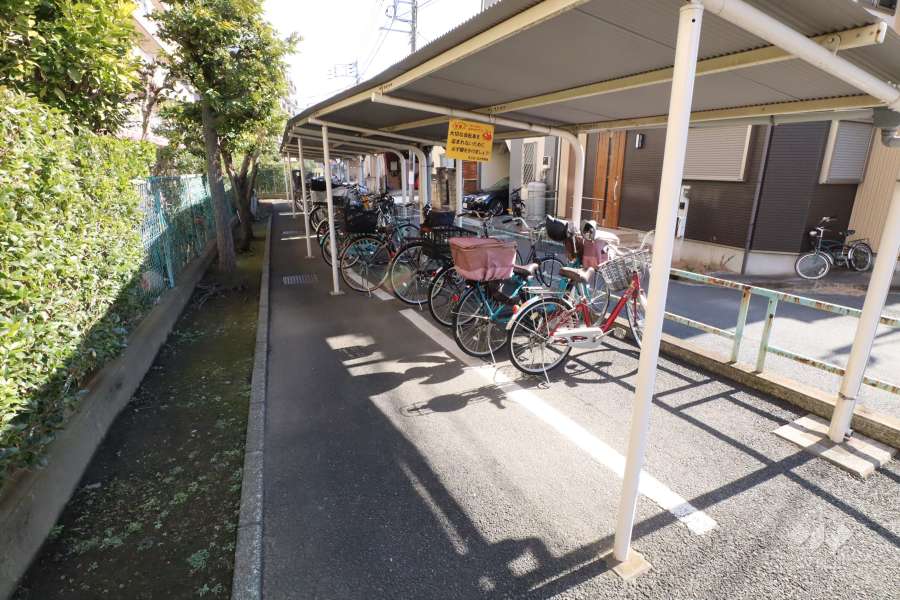 敷地北側の前面道路（西側から）