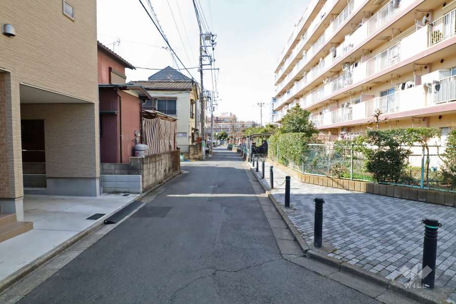 敷地東側の前面道路（北側から）