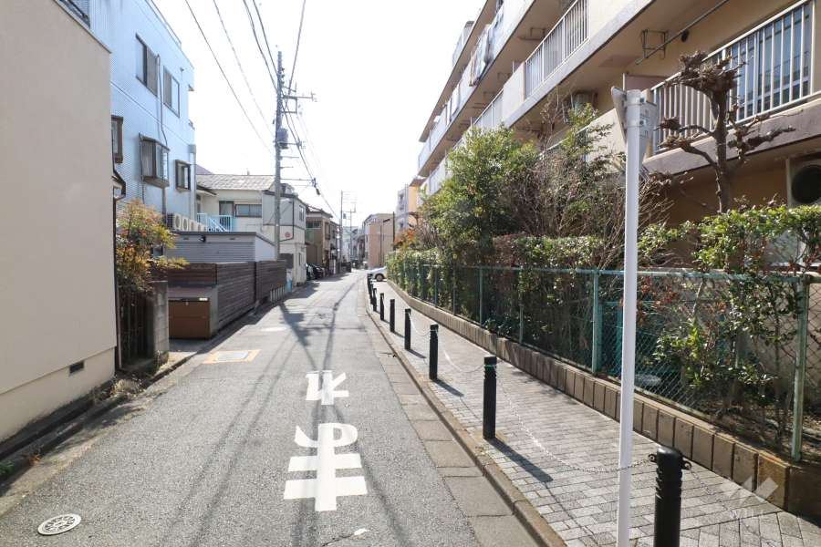 敷地西側の前面道路（北側から）