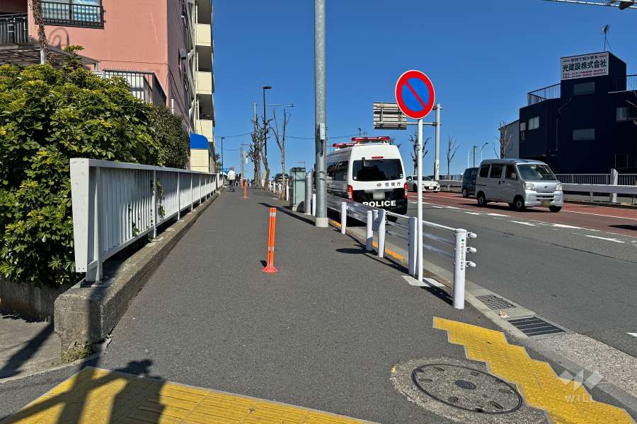 敷地東側の前面道路（南側から）