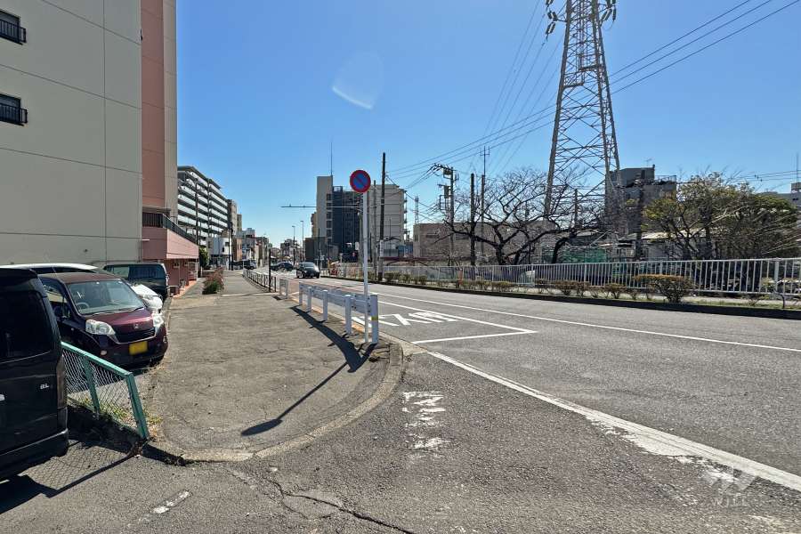 敷地南西側の前面道路（北西側から）