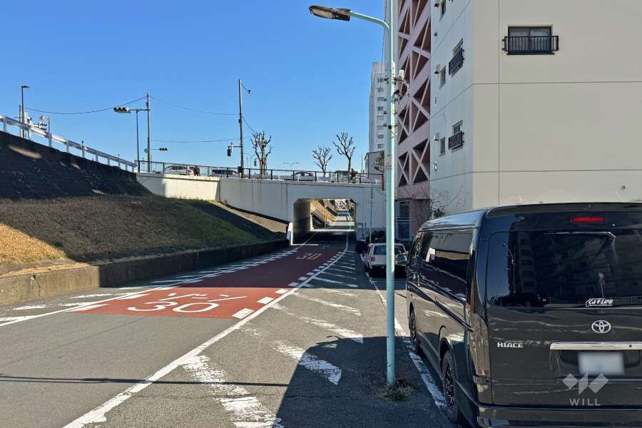 敷地北側は道路を挟んで荒川が流れています。