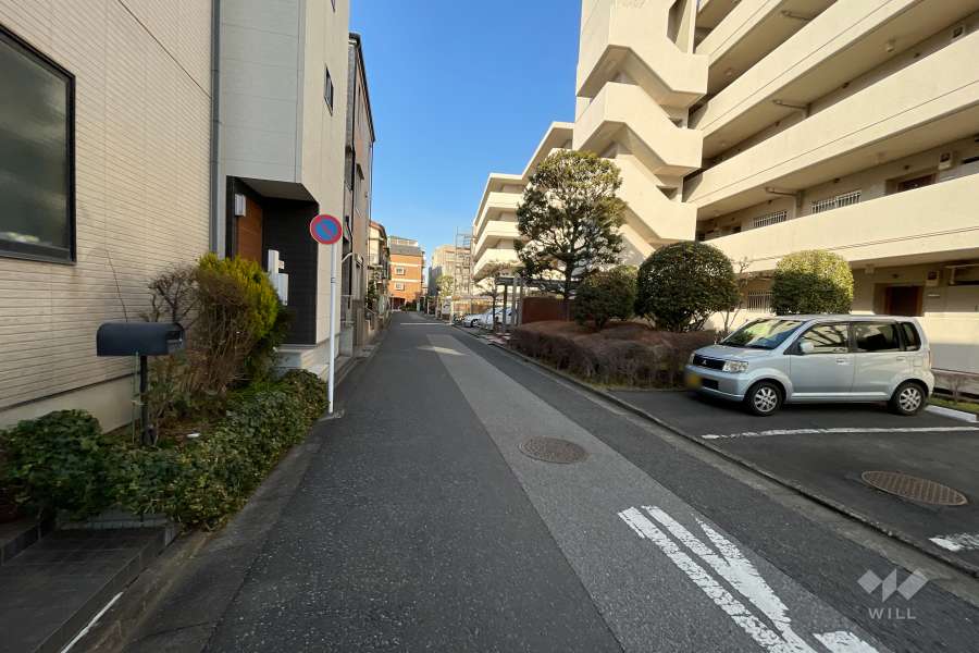 敷地西側の前面道路