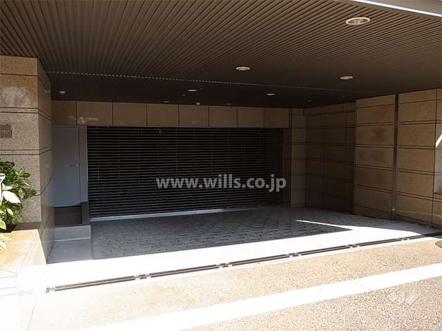 敷地内駐車場の入り口（リングシャッター付き）
