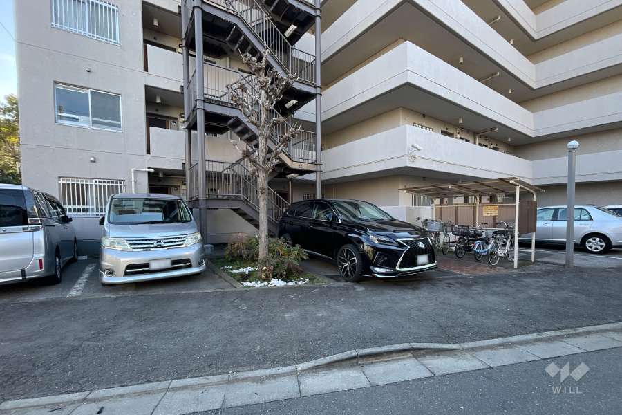 敷地内駐車場（屋外平面式）と駐輪場（屋根付き）