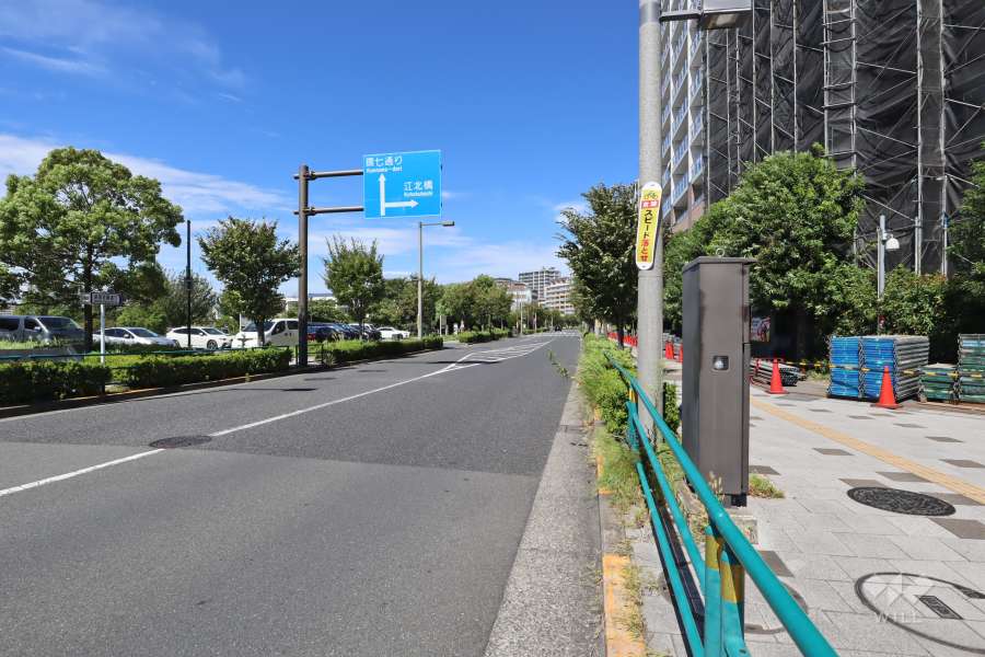 敷地西側の前面道路(南側から)