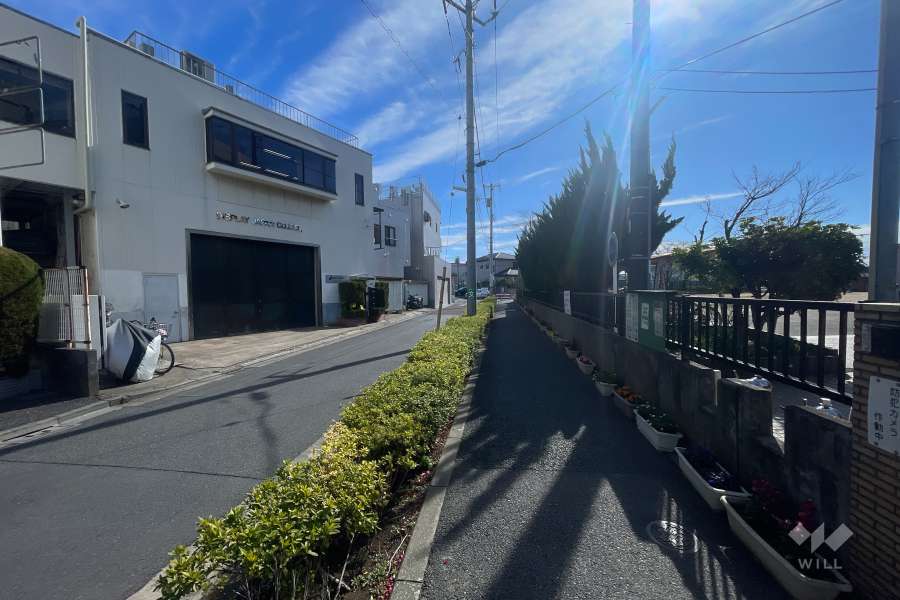 敷地の南西側前面道路（北西側から）