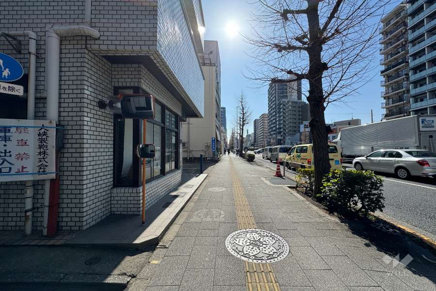 敷地西側の前面道路　