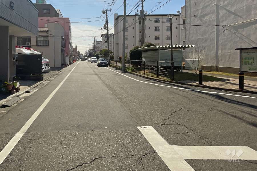 敷地西側の前面道路