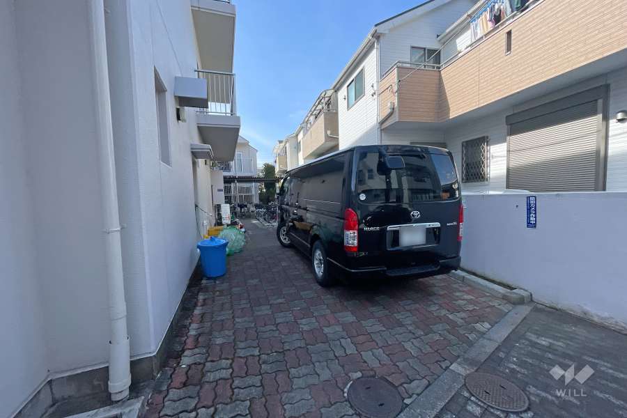 敷地内駐車場（屋外平面式）と駐輪場