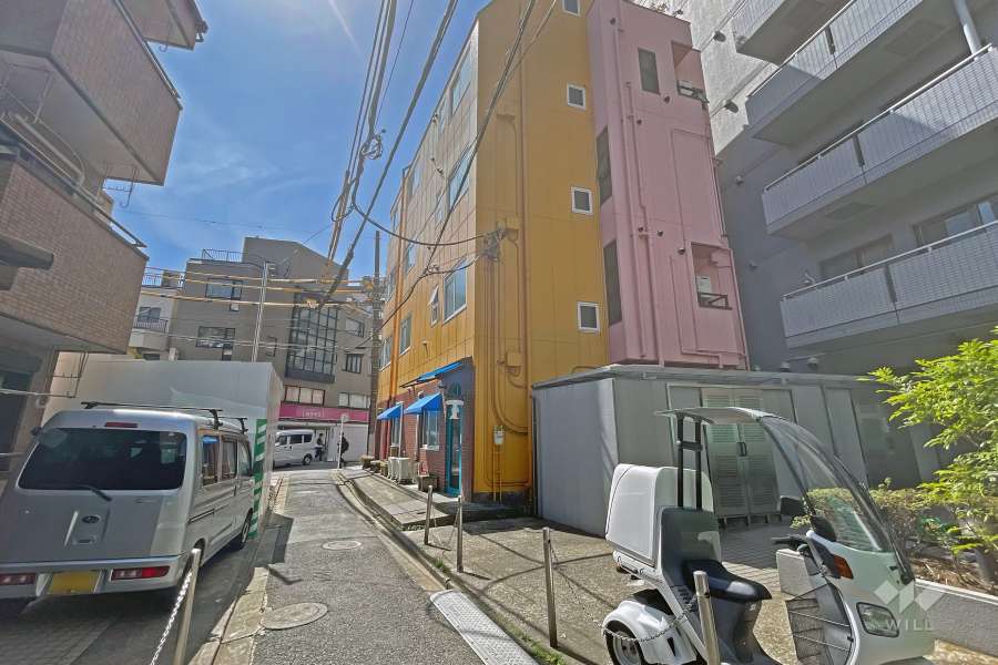 敷地の西側前面道路は国道4号・日光街道です（北側から）。