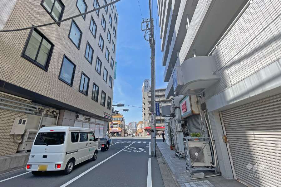 敷地の南側前面道路（東側から）