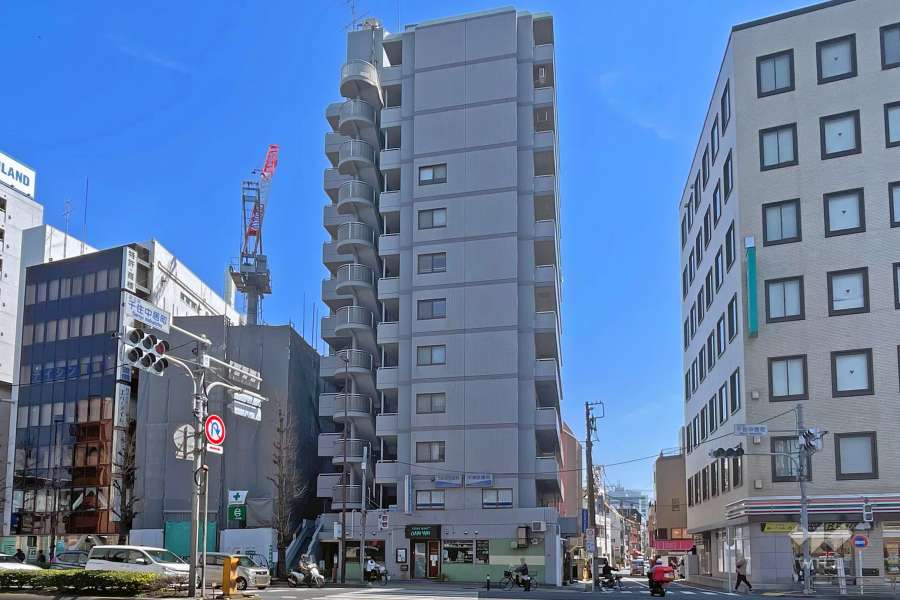 コスモ北千住の外観（西側から）
