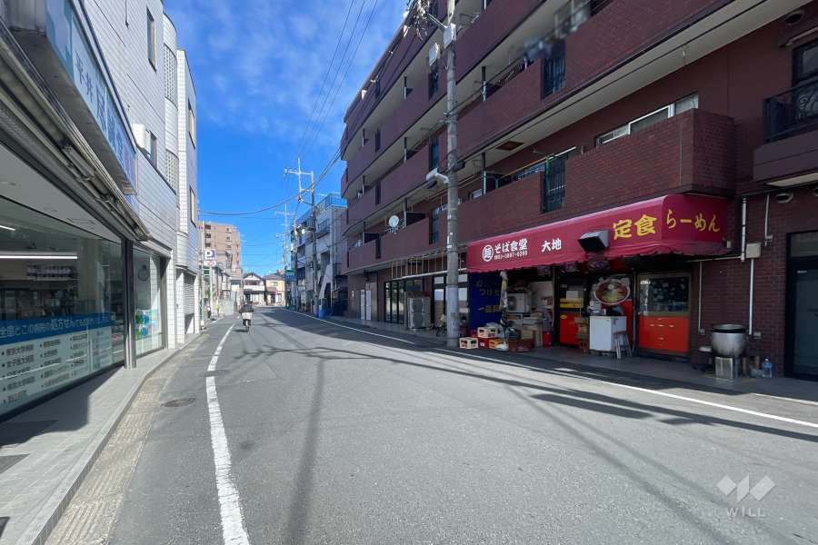 敷地西側の前面道路