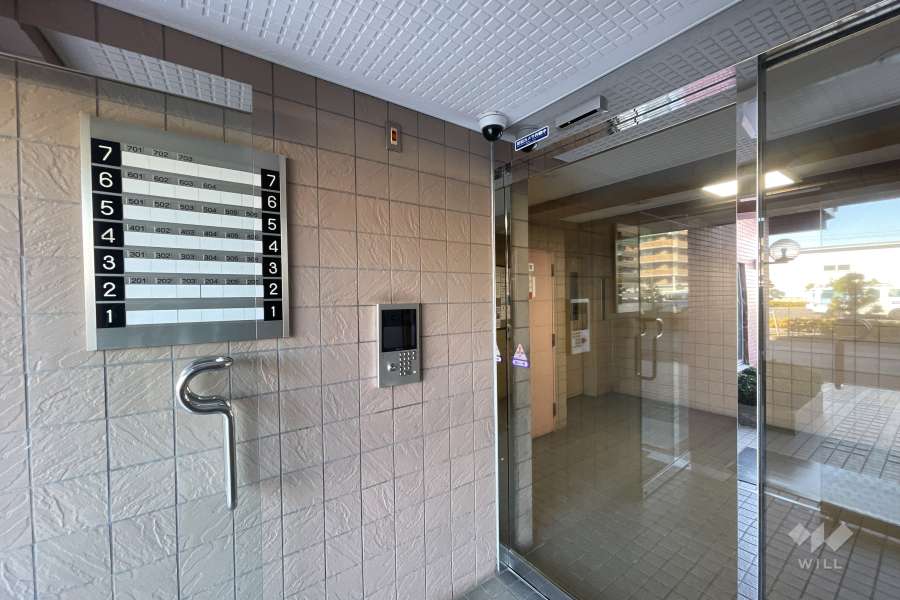 エントランスはオートロック付きです。