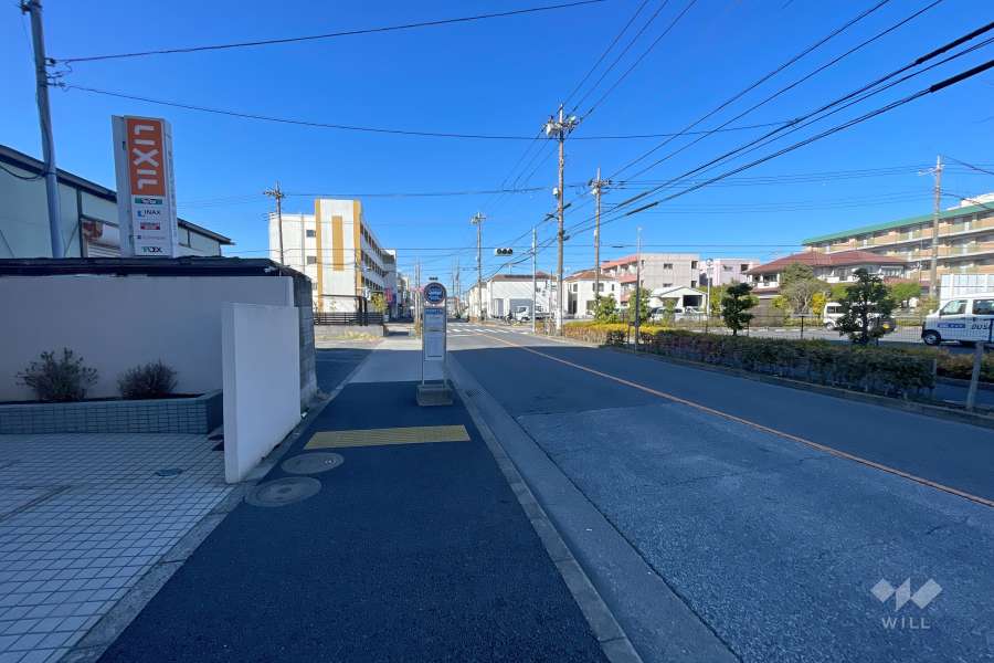 敷地の北側前面道路（東側から）