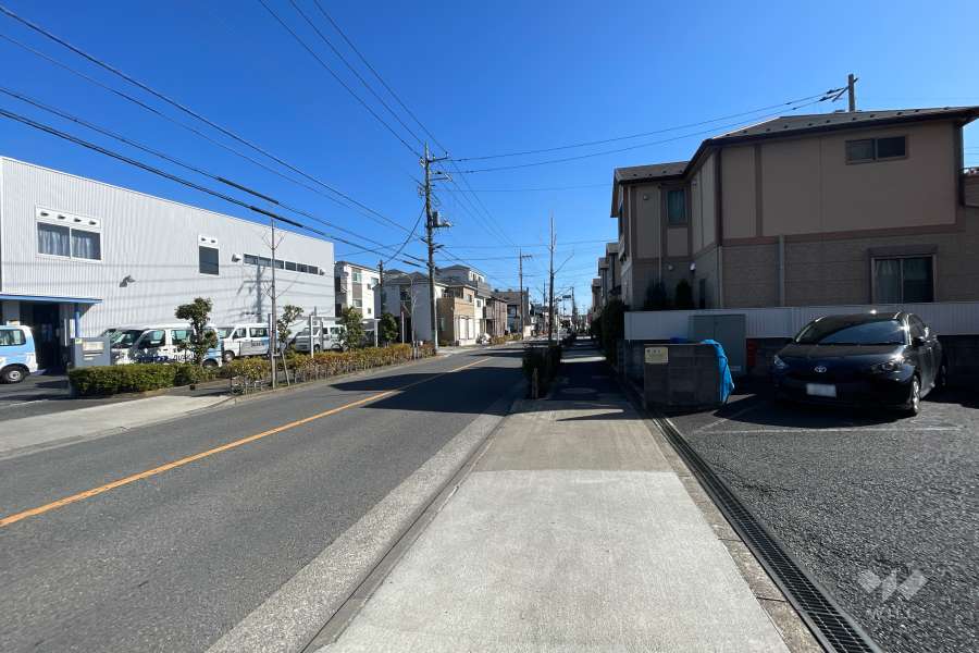 敷地の北側前面道路（西側から）