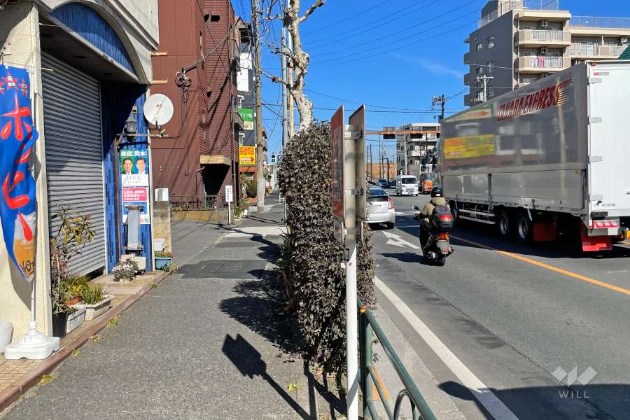 敷地南東側の前面道路（南西側から）