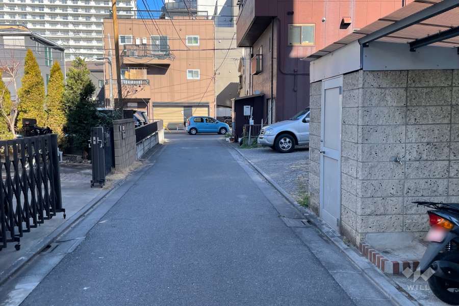 敷地北西側の前面道路（南西側から）