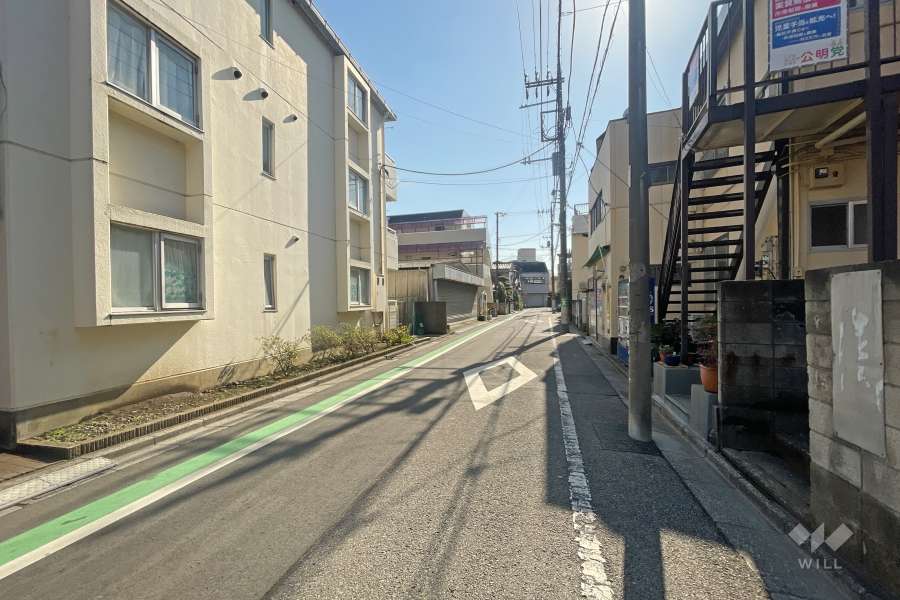 敷地西側の前面道路（北側から）